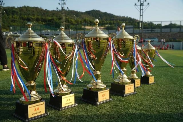 每体：关于巴萨用藤森给奥尔莫注册的猜测不实